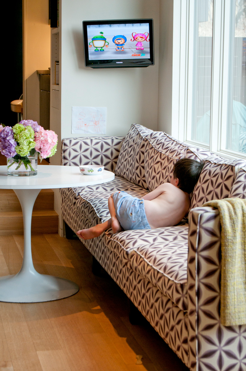 Breakfast nook with upholstered couch and tulip table